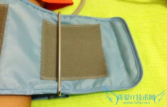 将袖带绑在胳膊正确的位置上