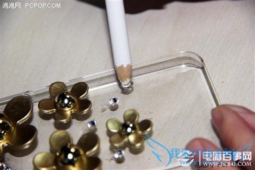 给iPhone做件衣裳 diy水钻手机壳教程