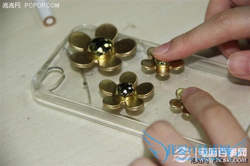 给iPhone做件衣裳 diy水钻手机壳教程