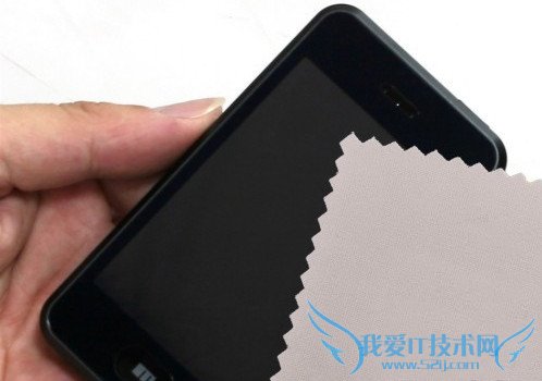 手机贴膜教程:教您怎么贴手机贴膜 电脑我爱IT技术网手机教程