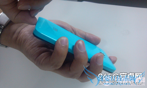 怎么打开小米2手机后盖?