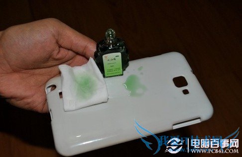 使用风油精来清洁手机外壳效果依然不给力