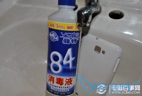 使用消毒液清洁手机外壳
