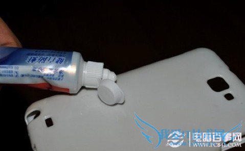 使用牙膏清洁变黑的手机外壳
