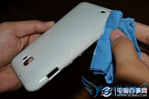 遗憾的是使用牙膏依然无法清洁手机外壳的黑边