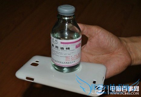 使用酒精清洁手机外壳