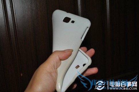 使用消毒液轮番清洗手机外壳后效果依旧很差