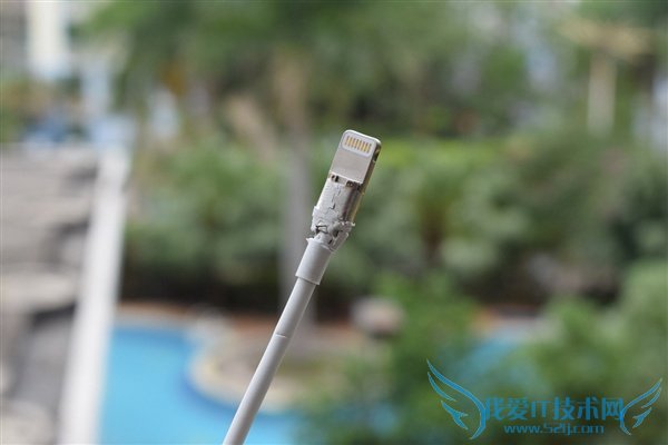 全金属屏蔽包裹,用料上也算是下了功夫。