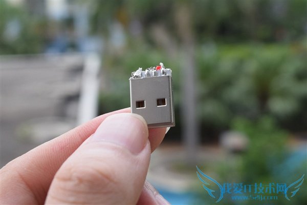 USB公头全貌,用刀刮开发现是纯铜的,比铁壳的经久耐用。