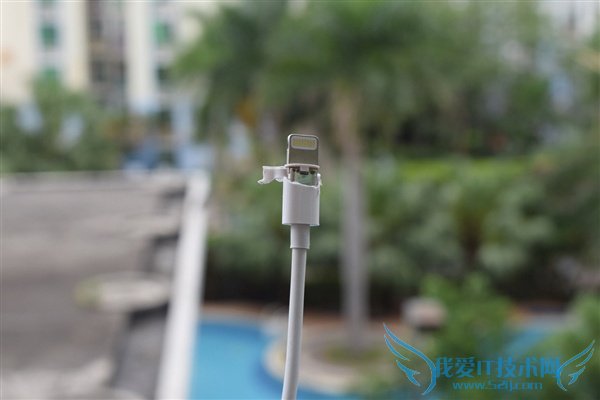 先剥开Lightning头的塑胶外壳,露出金属屏蔽层,全包裹起到保护的作用。