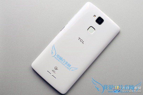 乐玩2C后盖怎么打开 TCL乐玩2C打开后盖方法