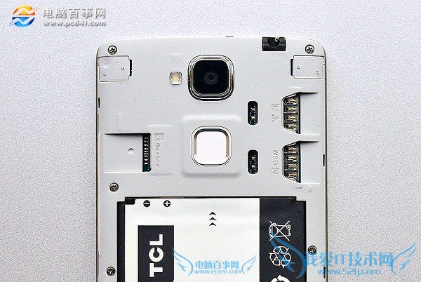 乐玩2C后盖怎么打开 TCL乐玩2C打开后盖方法