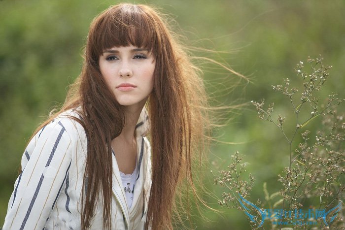 实用抠图教程:利用抽出及通道完美的抠出头发散乱的外景人物