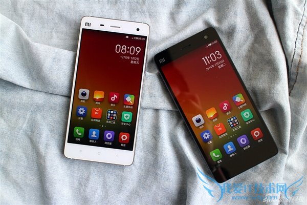 小米4白色版和黑色版正面对比1