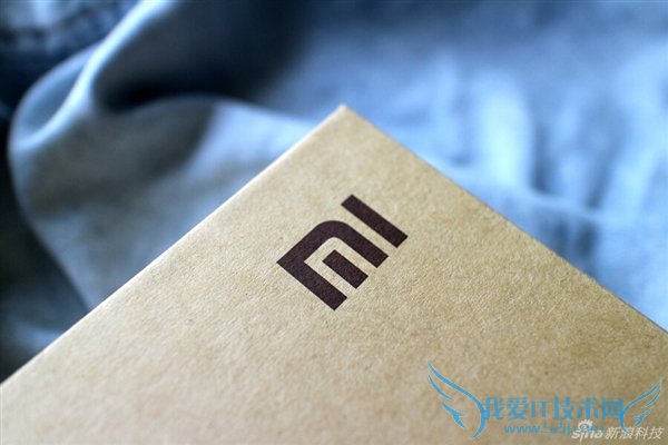 小米4白色版包装盒Logo标志特写