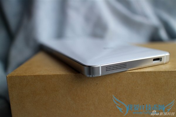 图为小米4白色版数据线和扬声器