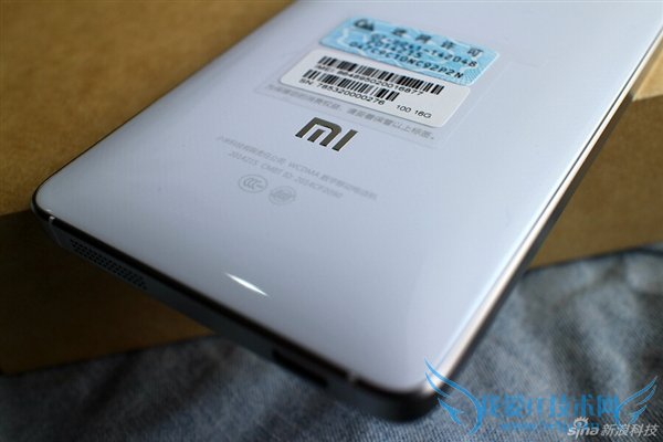 图为小米4白色版背面写照