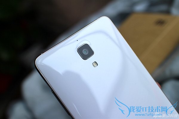 图为小米4白色版后置摄像头特写
