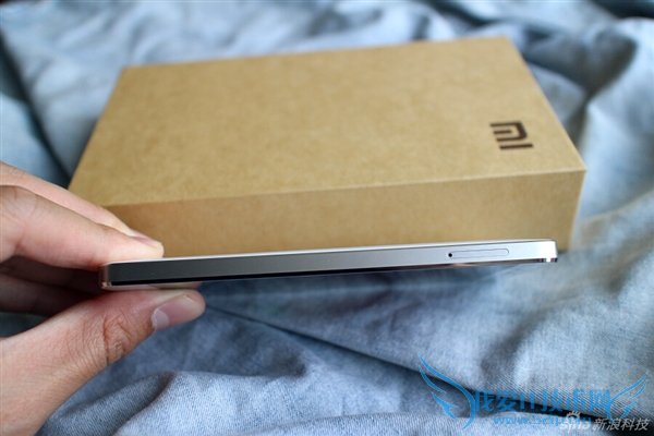 图为小米4白色版SIM卡槽