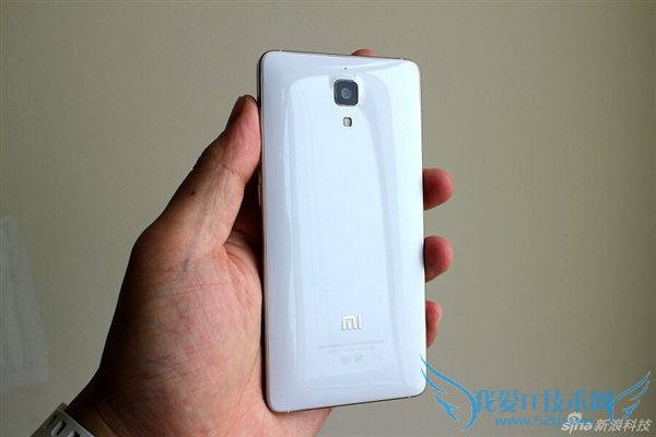 单手操作小米4白色版背面图赏