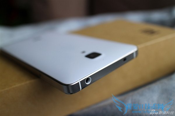 图为小米4白色版耳机接口