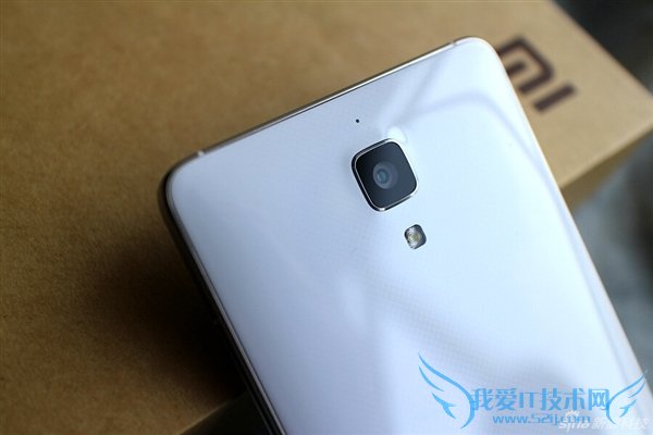 图为小米4白色版后置摄像头