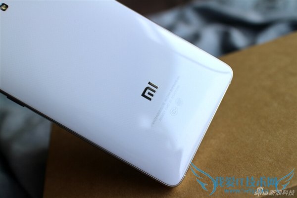 图为小米4白色版背面Logo标志