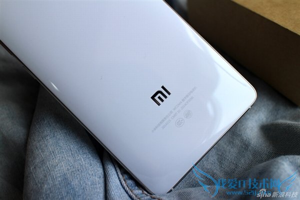 小米4白色版局部背面图赏