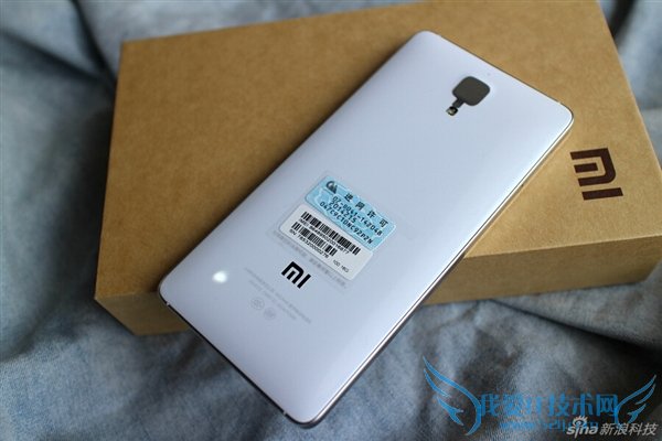 图为小米4白色版背面