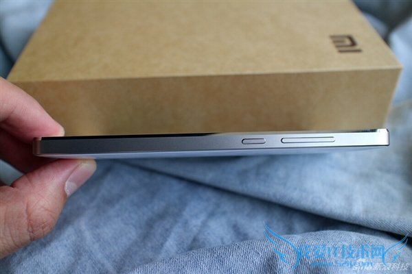 图为小米4白色版音量键和电源键