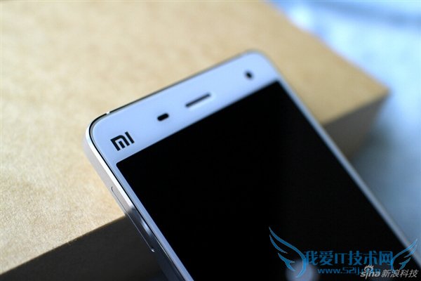 图为小米4白色版局部特写