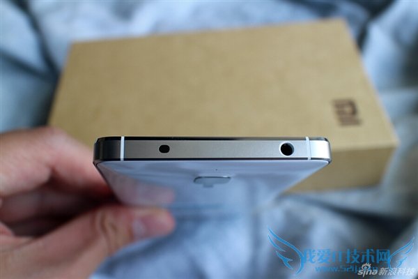 图为小米4白色版耳机接口和红外线发射器