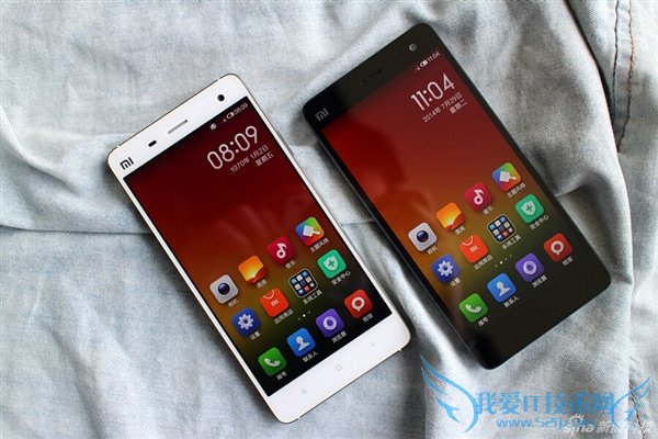 小米4白色版和黑色版正面对比2