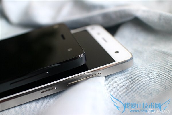 小米4白色版和黑色版侧身对比