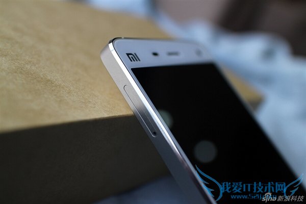 图为小米4白色版金属边框特写
