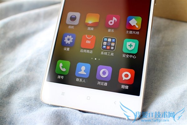 图为小米4白色版局部特写