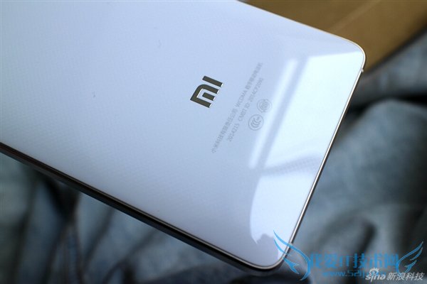 小米4白色版局部背面图赏