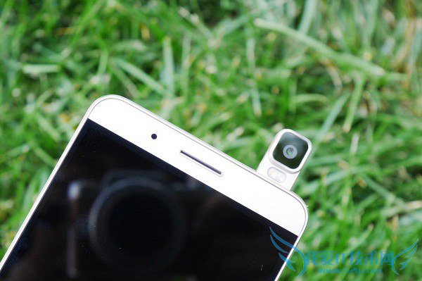 华为首款翻转镜头手机 荣耀7i开箱图赏