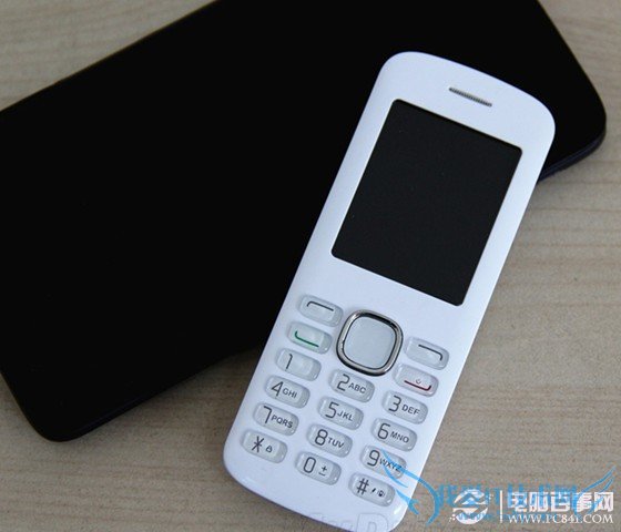 TCL Hero N3附带的功能手机外观图