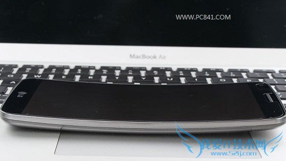 LG G Flex手机侧面看有很明显的弯曲状