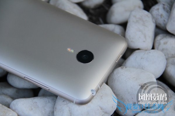 图为阿里YunOS系统版魅族MX4后置摄像头