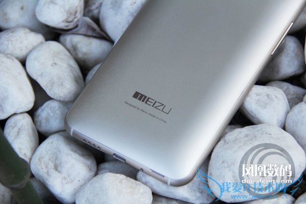 图为阿里YunOS系统版魅族MX4背面设计Logo标识