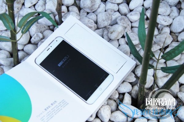 打开阿里YunOS系统版魅族MX4包装盒就可以看到真机了