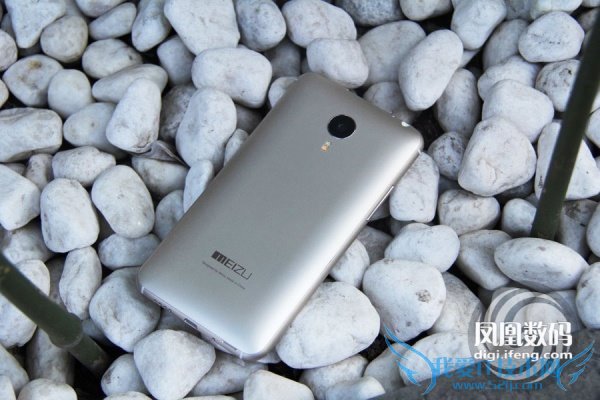 图为阿里YunOS系统版魅族MX4背面