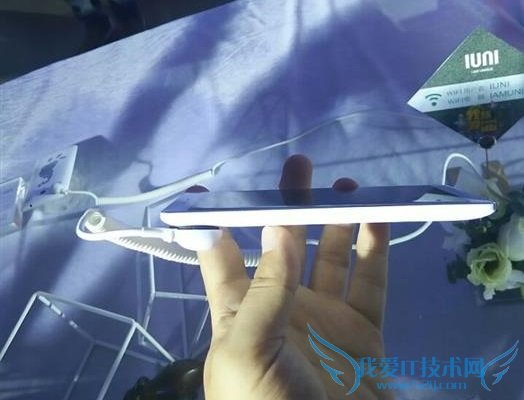 IUNI U3手机侧面图片