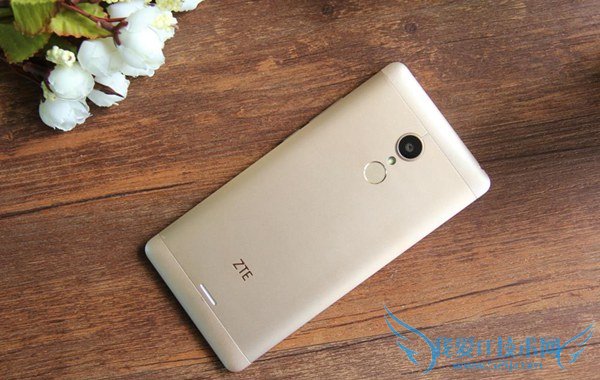 千元金属指纹机 中兴威武3开箱图赏