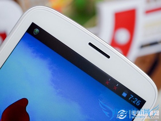 图为中兴Q501U手机正面顶部外观