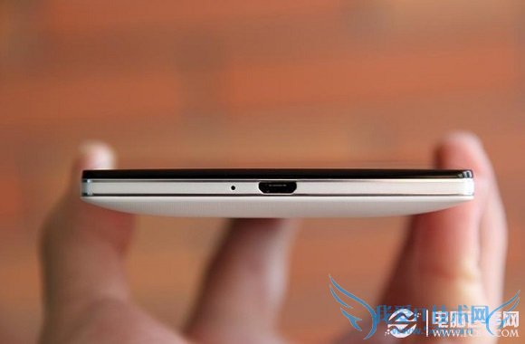 OPPO Find 7白色版手机底部图