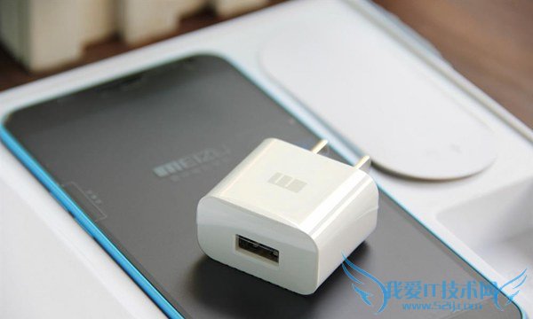 魅蓝Note充电器特写