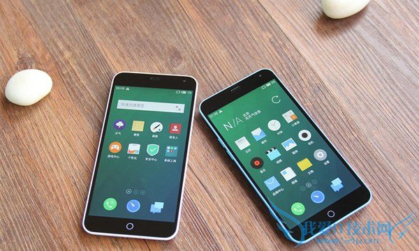 蓝白色魅蓝Note正面对比